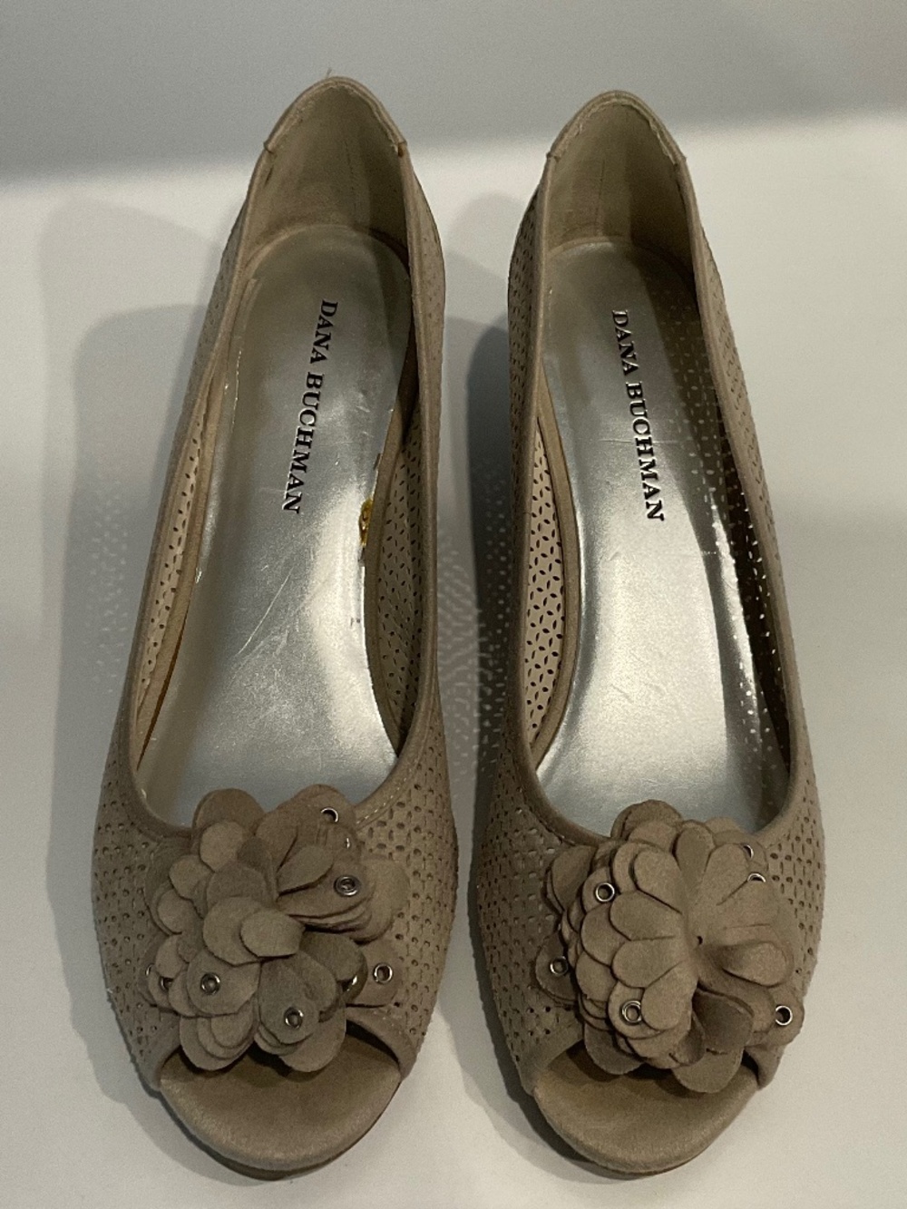 Women’s Dana Buchanan wedge low heels 9M